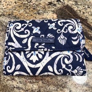 Vera Bradley Steel Blue Medallion RFID Wallet Snap Closure Zipper Pocket EUC!